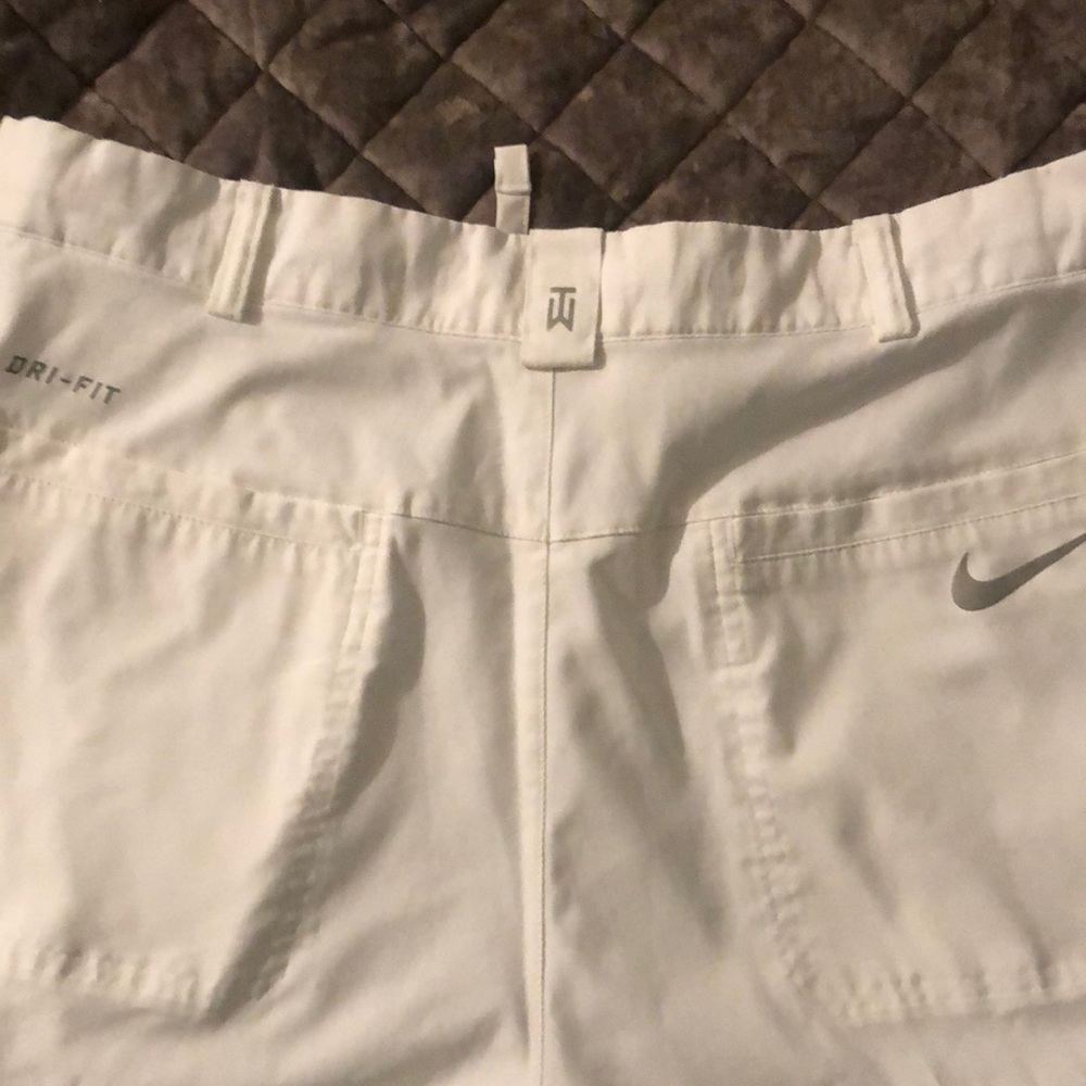 Size 32 Nike Tiger Woods Golf Shorts - Picture 2 of 3